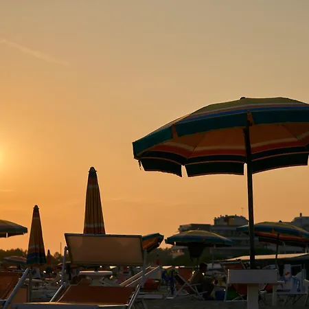 Enjoy The Breeze In Our Colorful Flat Apartamento Bibione